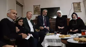 Erdoğan, örnek gösterdiği mahalle kadın kolları başkanı Hatem Kurt'u evinde ziyaret etti