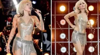 Bluzu düşen genç şarkıcı Miley Cyrus, sahnede çıplak kaldı