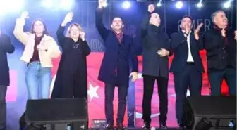 Kuşadası yeni yıla sokak partisiyle girdi