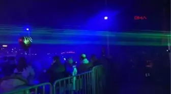 Kuşadası, yeni yıla sokak partisiyle girdi