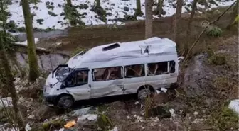 Minibüsün dere kenarına devrilmesi sonucu 7 kişi yaralandı