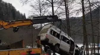 Otomobille çarpışıp dereye uçan tur minibüsündeki 7 kişi yaralandı
