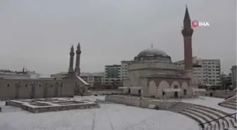 Sivas yeni yılın ilk gününe karla uyandı