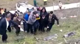 SULTANGAZİ'DE HAFİF TİCARİ ARAÇ ŞARAMPOLE YUVARLANDI