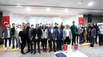 Üniversiteliler, Bursa AB Bilgi Merkezi ile sosyal medyada dezenformasyonu konuştu