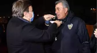Vali Aydoğdu polis ve jandarmaya kendi elleriyle baklava ve pasta yedirdi