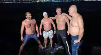 Yeni yılı Sarayburnu'nda buz gibi havada denize girerek kutladılar