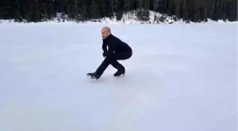 Buz tutan gölde kayan antrenör Turhan, görsel şölen sundu