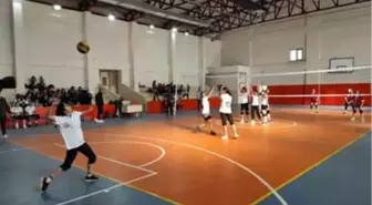 Cizre Emniyet Müdürlüğü öğrenciler için voleybol turnuvası başlattı