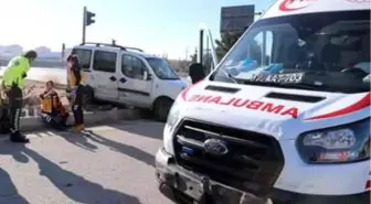 Son dakika haberi... Vakaya giden ambulansla hafif ticari araç çarpıştı