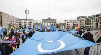 Almanya'daki Uygurlardan Pekin Olimpiyat Oyunları'nın boykot edilmesi için gösteri