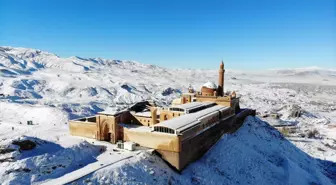 Doğubayazıt'taki İshak Paşa Sarayı yeniden beyaza büründü