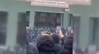 Kazakistan'da, hükümet istifa etti, sular durulmadıProtestocular hükümet binasını bastı, belediye binasını ateşe verdi