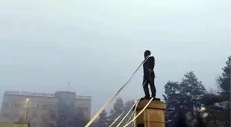 Kazakistan'da protestocular Nazarbayev'in heykelini yıkmaya çalıştı, bazı bölgelerde OHAL ilan edildi