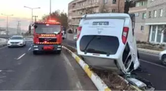 Mardin'de hafif ticari araç takla attı: 2 yaralı