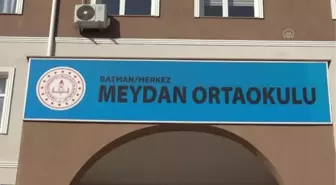 Öğrenciler fidan dikti