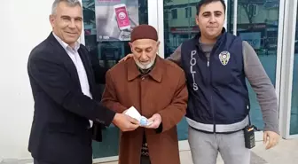 Emekli maaşını düşüren adamı bulup parasını teslim etti