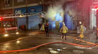 Sultanbeyli'de kağıt helva deposunda yangın paniği