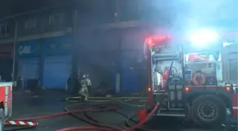 Sultanbeyli'de kağıt helva üretiminin yapıldığı depoda yangın(Ek bilgiyle)