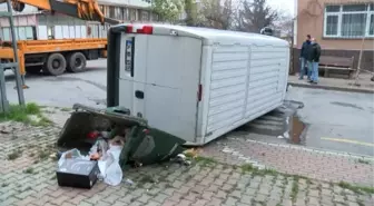 TUZLA'DA KAZADA YAN YATAN MİNİBÜSTEKİ 2 KİŞİ YARALANDI