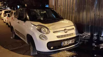 Etiler'de park halindeki otomobilin üstüne iş makinesinin kolu düştü