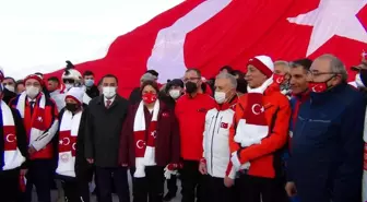 Kars'ta Sarıkamış şehitlerini temsilen yapılan kardan heykeller açıldı