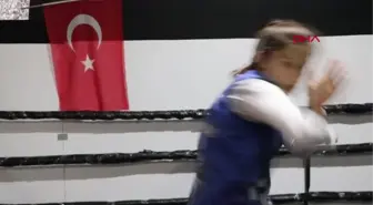 SPOR 'Kızdan boksör mü olur' dediler, lakabı 'Yenilmez' oldu