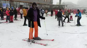 Hayatında ilk defa kar gören Afrikalı genç sevinçten havalara uçtu