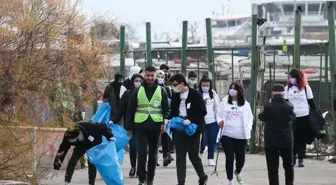 İzmir'de gönüllüler, depremde hayatını kaybeden ikizlerin anısına sahili temizledi