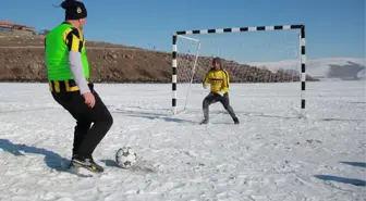 Görüntüler Türkiye'den! Donan göl üzerinde futbol maçı yaptılar