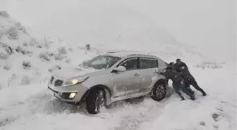 HAKKARİ'DE KAR VE SİS NEDENİYLE ARAÇLAR YOLDA KALDI; BELDE YOLUNA ÇIĞ DÜŞTÜ