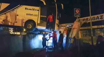 Mersin'de kontrolden çıkan yolcu otobüsü köprüde asılı kaldı