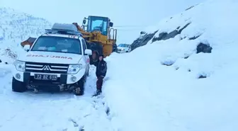 Batman'da yolu kardan kapanan köydeki hasta için ekipler seferber oldu