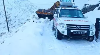 Hasta almaya giden ambulansa kar engeli: 8 saat sonra hastaya ulaşıldı