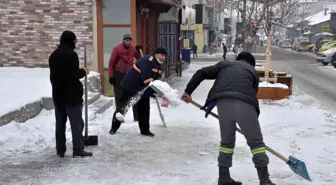 Kars'ta kaldırımların buz ve karı temizleniyor