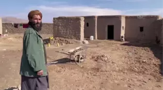 Yoksulluğun arttığı Afganistan'da Heratlı aile günlerdir kuru unla besleniyor