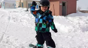 2 yaşındaki minikten snowboardculara taş çıkartan hareketler