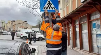 Emet Belediyesi'nden şehir içi levha montaj çalışması