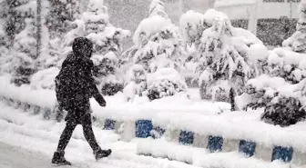 İstanbul'da başlayan kar yağışı sonrası Meteoroloji'den vatandaşlara 'Acil olmadıkça evden çıkmayın' uyarısı