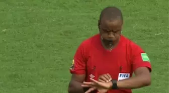 Tarihte böyle bir hakem skandalı görülmedi! İki takım da sahadan çekildi