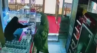 Çiğköfteciye giren saldırgan, yağmurluğun altından çıkardığı silahla çiğköfteciye kurşun yağdırdı