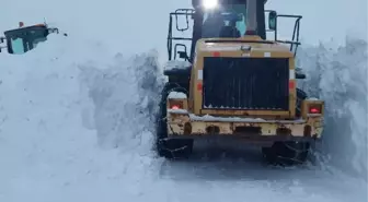 İş makinesi çığ altında kaldı, operatör son anda kurtuldu (2)