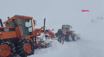 İŞ MAKİNESİ ÇIĞ ALTINDA KALDI, OPERATÖR SON ANDA KURTULDU