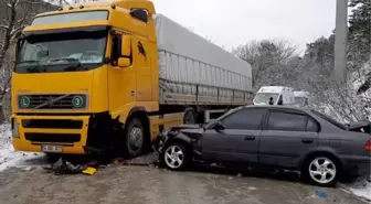 Tırla çarpışan otomobildeki 4 kişi yaralandı