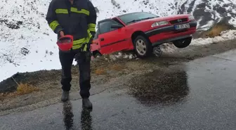 Uçurumun kenarında asılı kalan otomobil halat yardımıyla çekildi