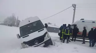 Van'da yoldan çıkan servis minibüsündeki öğretmen yaralandı