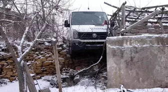 Yozgat Belediyesi'nin tuzlama çalışması yapmadığı yolda öğrenci servisi duvarda asılı kaldı