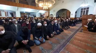 Hatip Camii'nde sabah namazına yoğun katılım