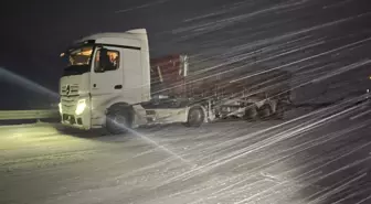 Kop Dağı Geçidi'nde kar ve tipi ulaşımı aksatıyor