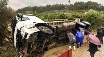 Süt kamyonu kanala devrildi, 7 ton süt döküldü